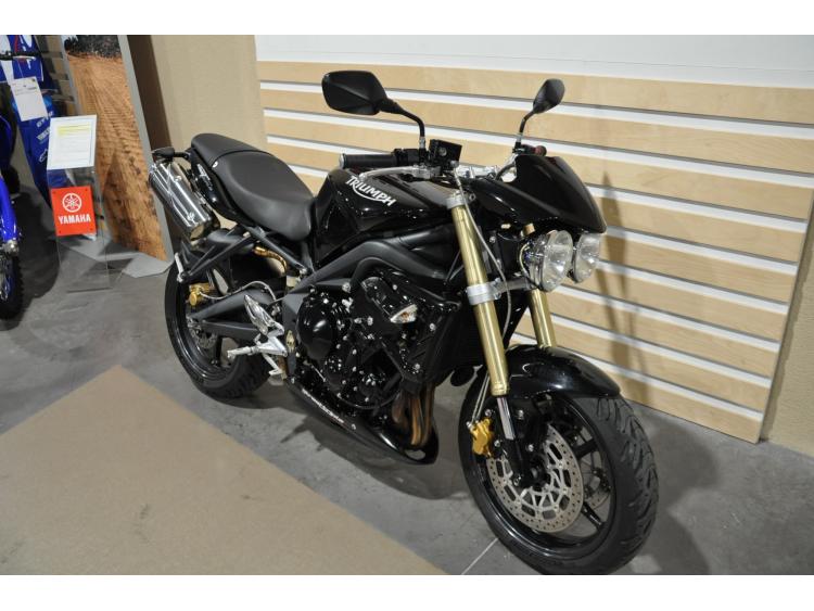 TRIUMPH STREET TRIPLE 675