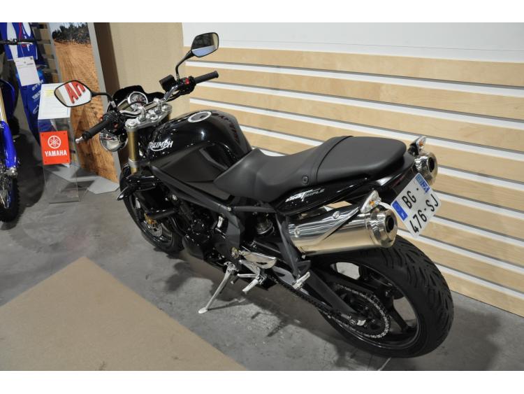 TRIUMPH STREET TRIPLE 675